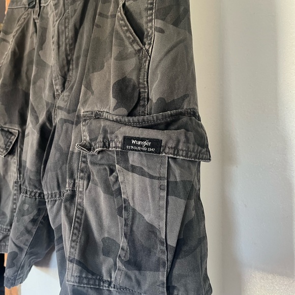 Wrangler Men's Dark Camouflage Cargo Shorts size 30 Regular L113 - Picture 2 of 6